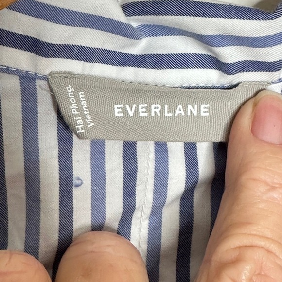 NEW Everlane Boxy Cropped Button Down Shirt Blue White Lightweight Cotton XL - Picture 3 of 7